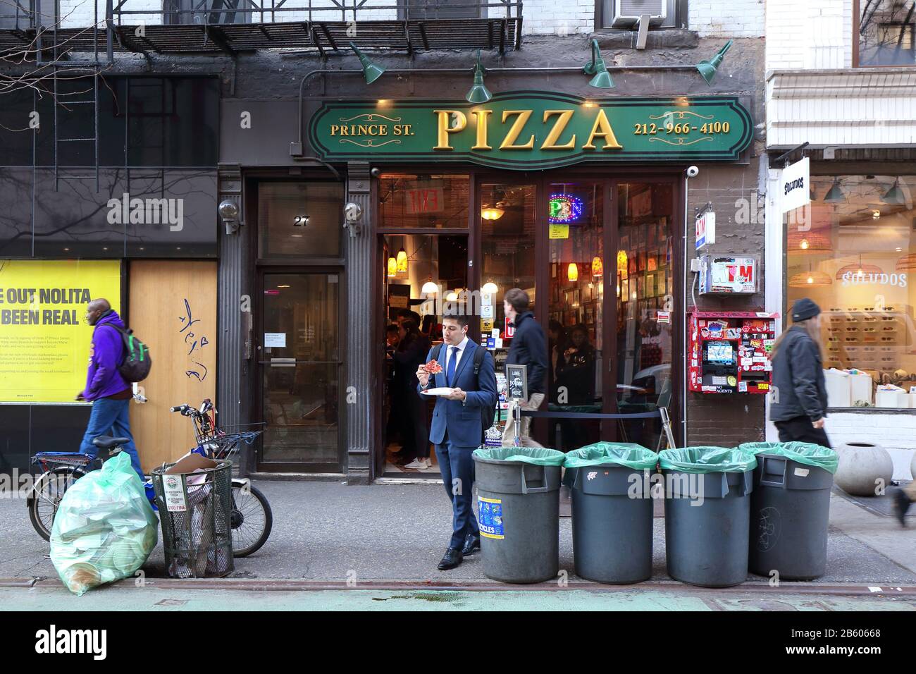 Prince St. Pizza, 27 Prince Street, New York. NYC Schaufenster Foto von einem Pizzaladen im Nolita Viertel von Manhattan. Stockfoto