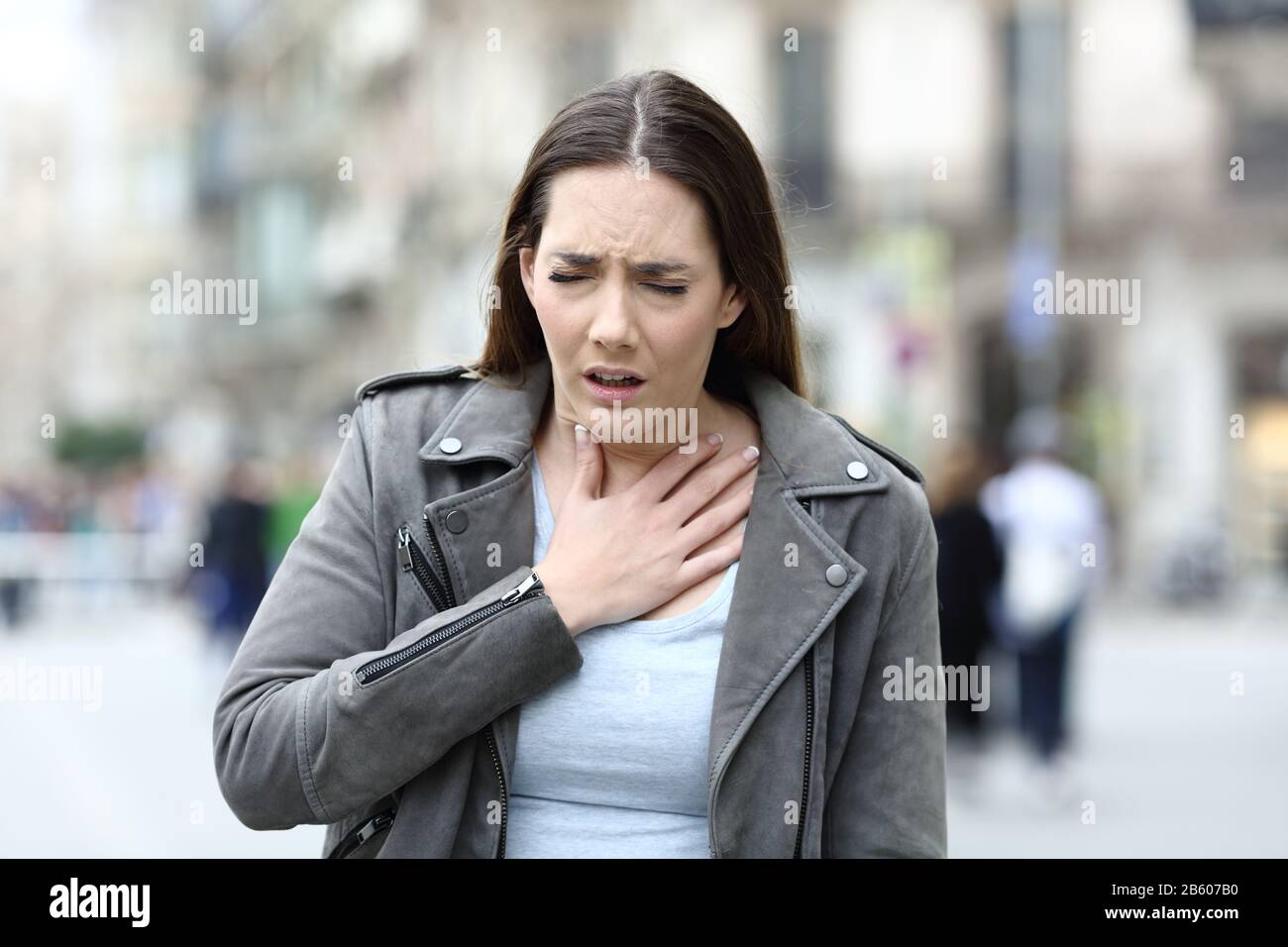 Auf Die Brust Gefallen Frau Panic Attack Woman Stockfotos und -bilder Kaufen - Alamy