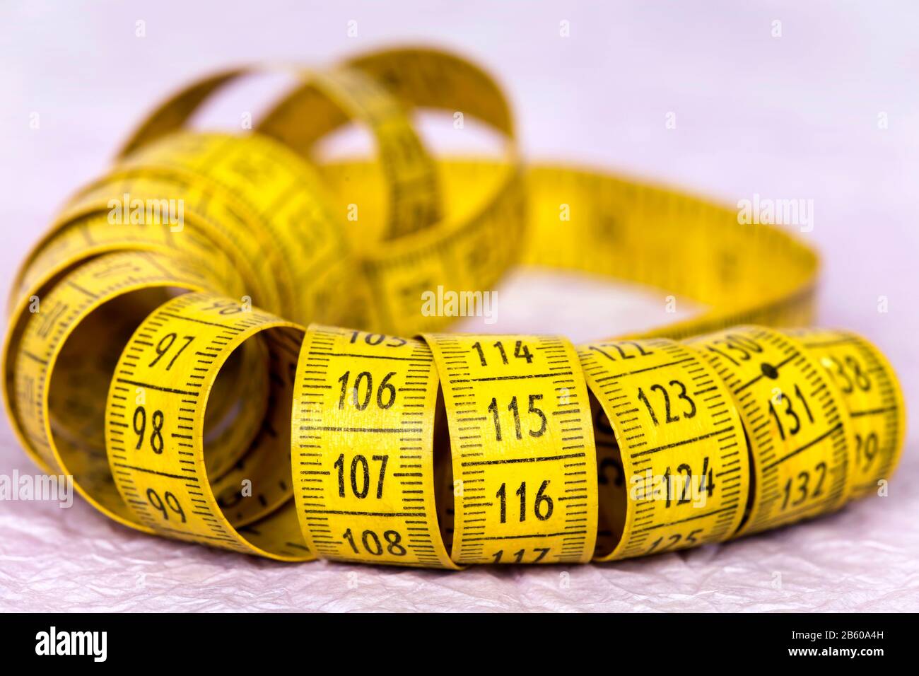 Gelbes Maßband, Gewichtsverlust, Ernährung, gesundes Lifestyle-Symbol, Konzept Stockfoto