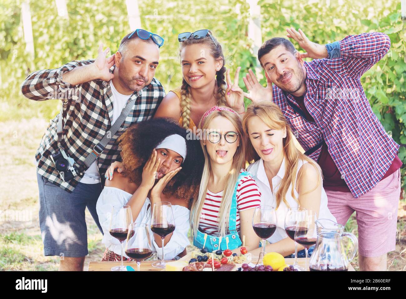 Multiraculturelle Gruppe glücklicher Menschen, die selfie mit lustigen Gesichtern auf Picknick-Sommerparty nehmen - Freundschaftskonzept Stockfoto