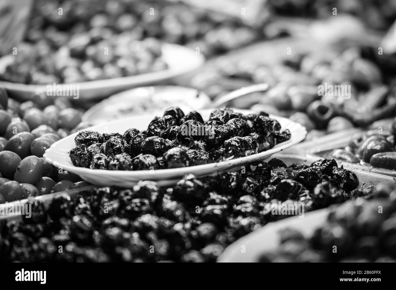 Mischung aus Oliven auf dem lokalen spanischen Markt Stockfoto