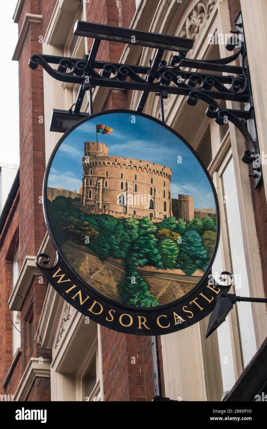 Schild "Windsor Castle Pub Restaurant", Francis Street, London, Großbritannien Stockfoto