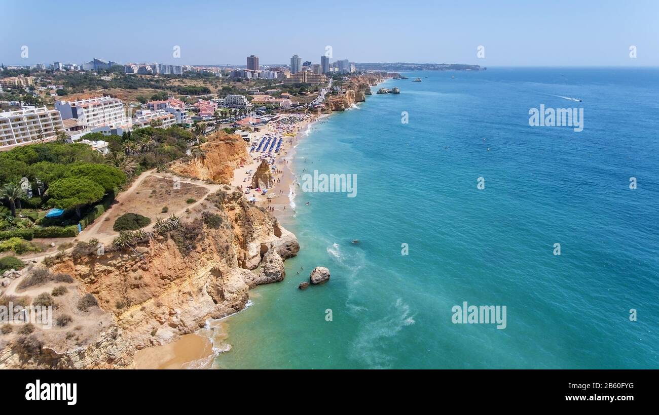 Antenne. Touristenstrände der portugiesischen Stadt Portimao. Schießerei durch Drohnen Algarve Stockfoto