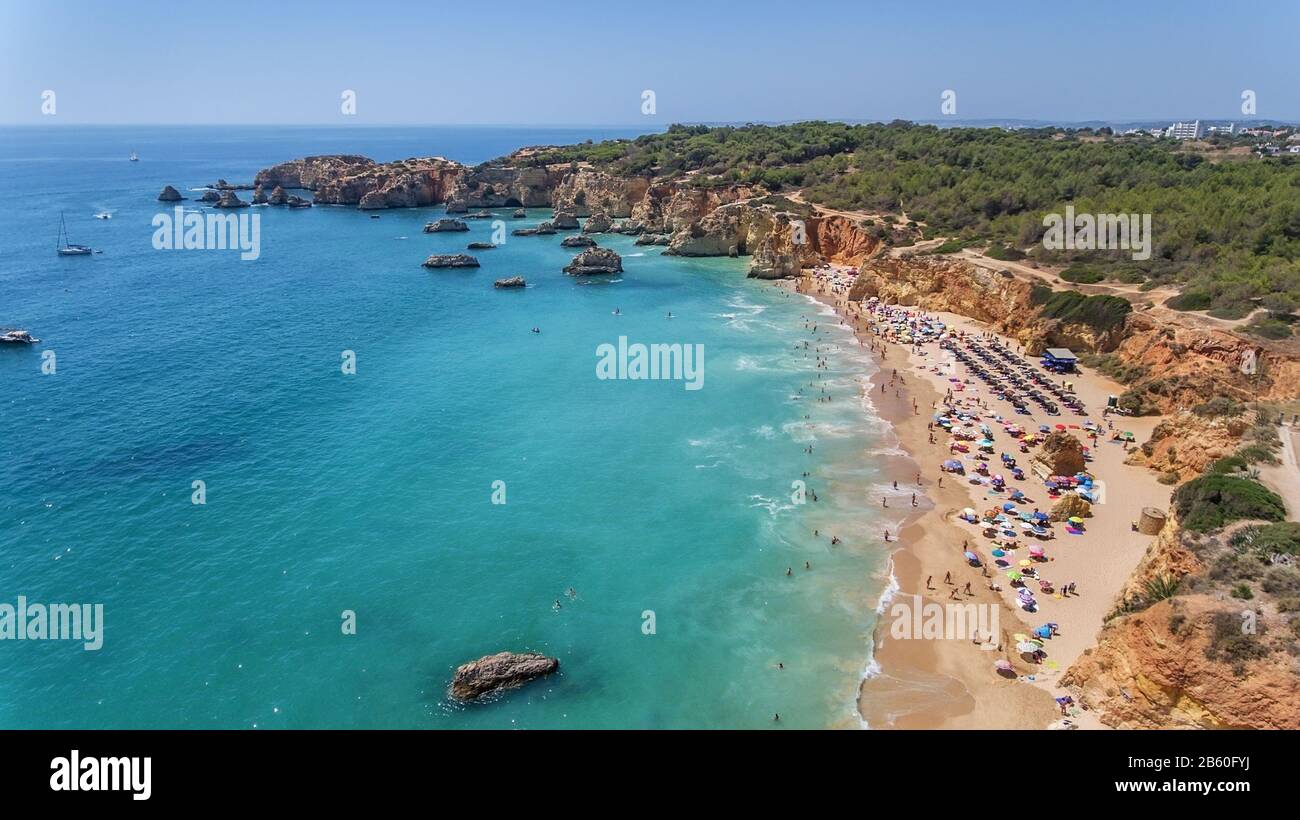 Antenne. Touristenstrände der portugiesischen Stadt Portimao. Schießerei durch Drohnen Algarve Stockfoto