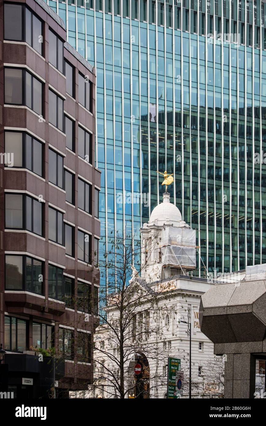 Victoria Palace Theatre und die umliegenden modernen Gebäude, London, Großbritannien Stockfoto