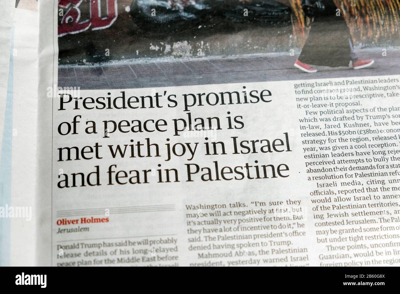 Die Überschrift der Wächterzeitung "President's Promise of a Peace Plan is met with Joy in Israel and Fear in Palestine" London UK 25. Januar 2020 Stockfoto