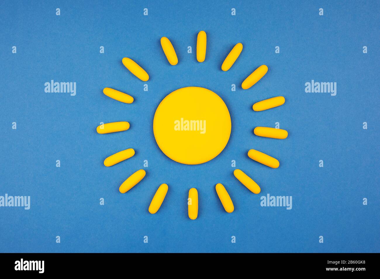 Helles Sonnensymbol auf blauem Hintergrund. Gutes Wetterkonzept. Stockfoto