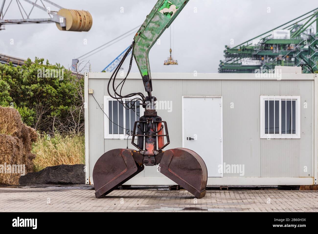 Schaufelbagger im alten Seehafen zum Beladen von Sand. Stockfoto