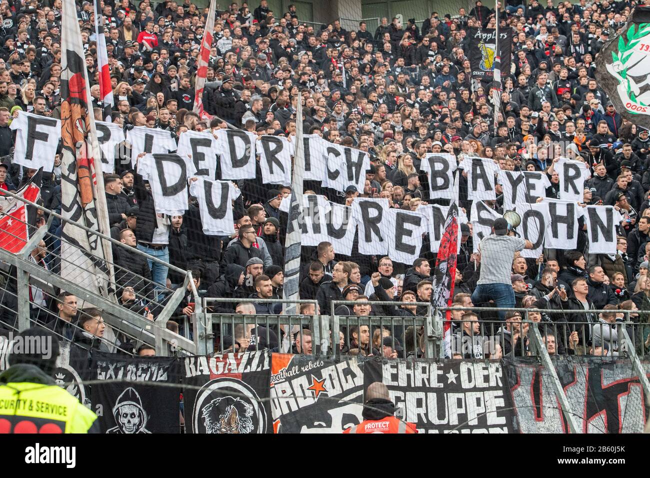 Frankfurter Fans haben T-Shirts für den Spruch "Friedrich Bayer Du Hurensohn", Fan, Fans, Zuschauer, Anhänger, Anhänger, Ultra, Ultras, Protest, Fußball 1. Bundesliga, 25. Spieltag, Bayer 04 Leverkusen (LEV) - Eintracht Frankfurt (F) 4: 0, am 7. März 2019 in Leverkusen/Deutschland. Weltweite Verwendung Stockfoto