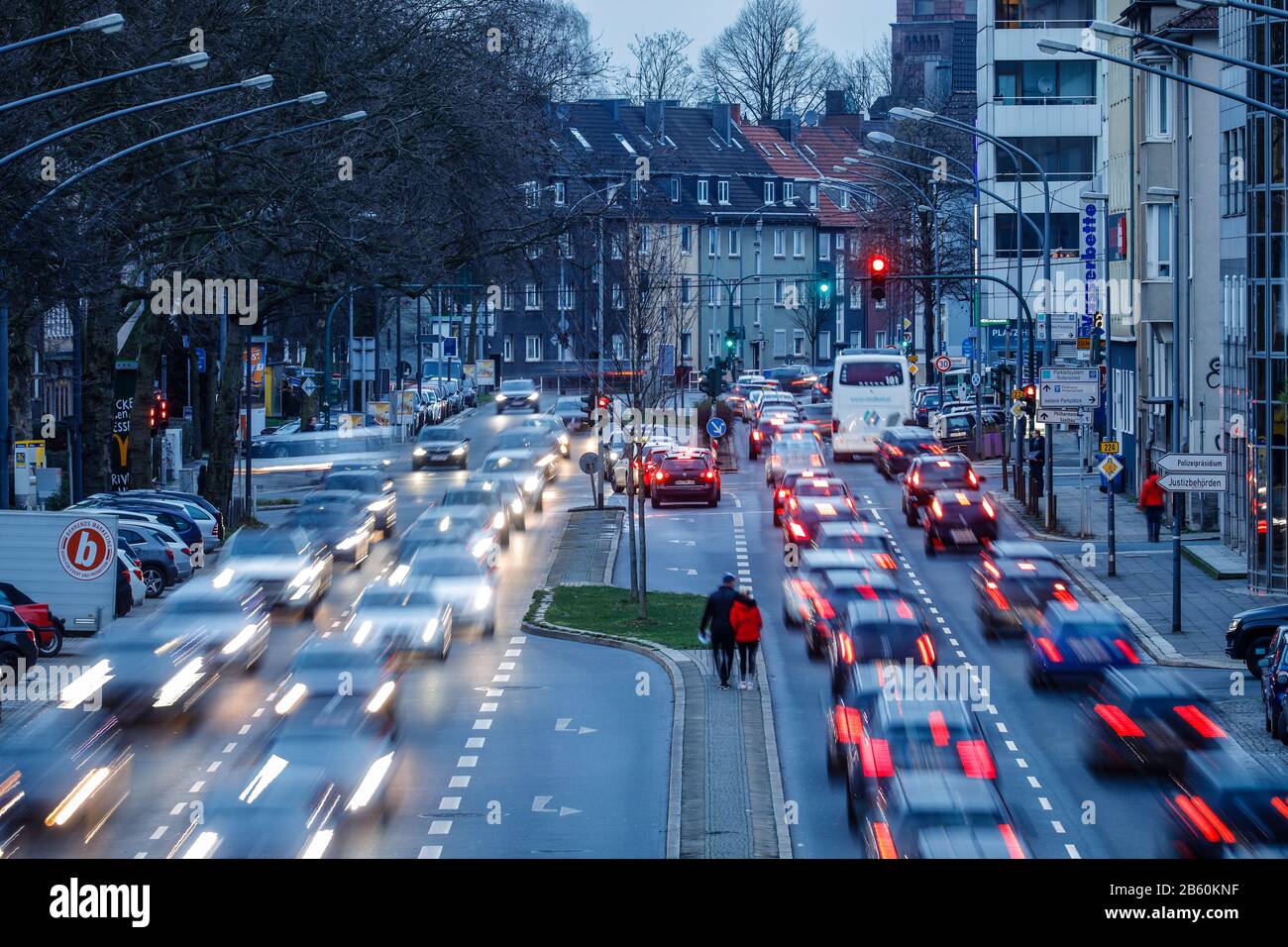 Essen, Ruhrgebiet, Nordrhein-Westfalen, Deutschland - Abendlicher Stundentakt auf der Bundesstraße B 224 Alfredstraße in Essen-Ruettenscheid, auf A Stockfoto