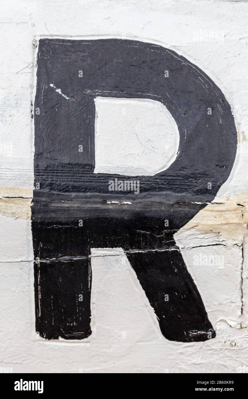 Buchstaben R. aus Holzalphabet mit Farbe auf Holzhintergrund. Textur aus Alphabetholz. Stockfoto