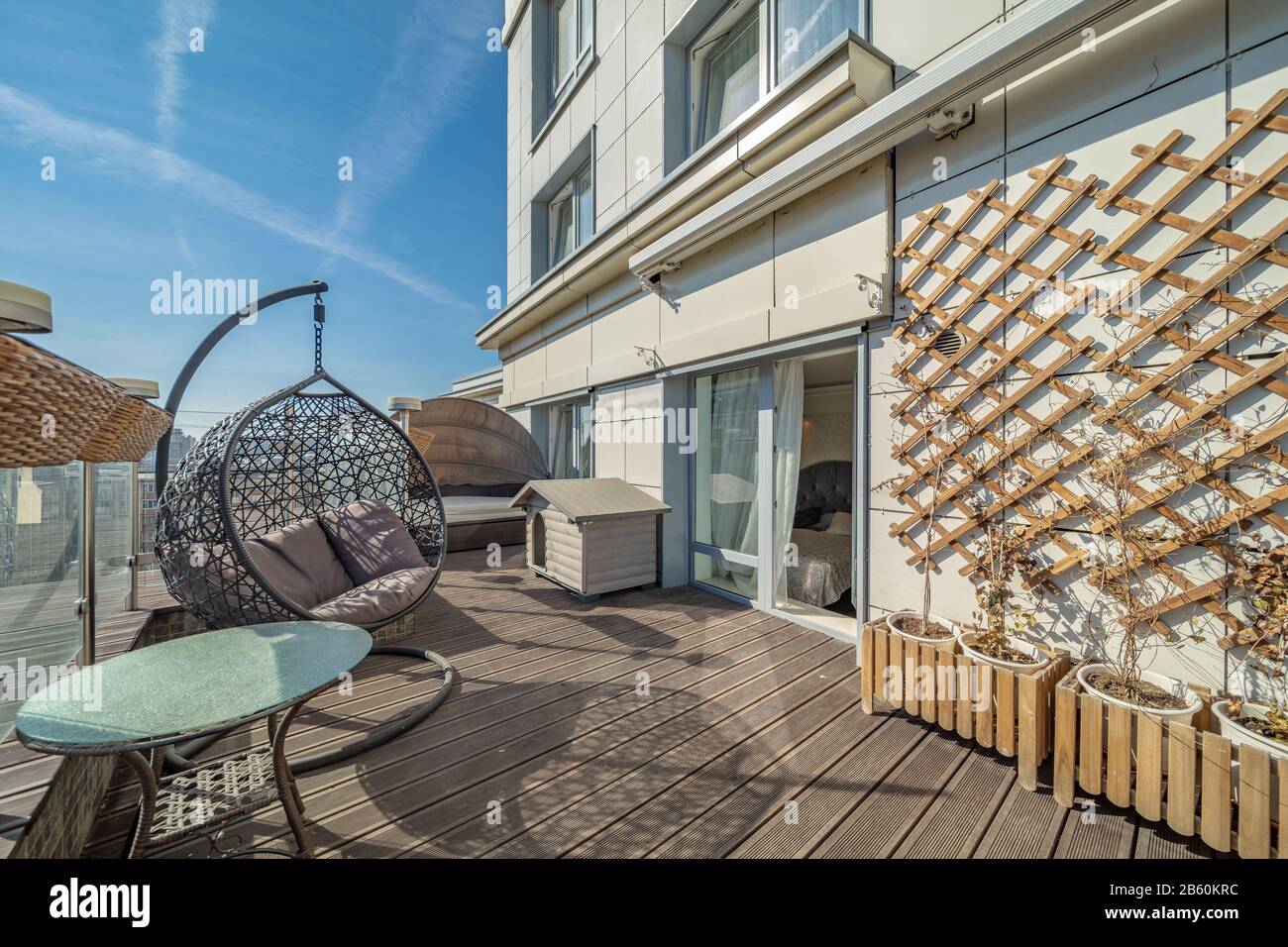 Persönliche Terrasse mit Tisch und Stühlen für die Freizeit im Freien im modernen Apartmentgebäude Stockfoto