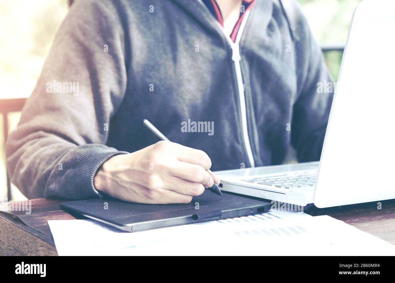 Asien Mittlerer alter freie Arbeiten mit Maus Stift auf Laptop im Freien Restaurant oder Cafe. Stockfoto
