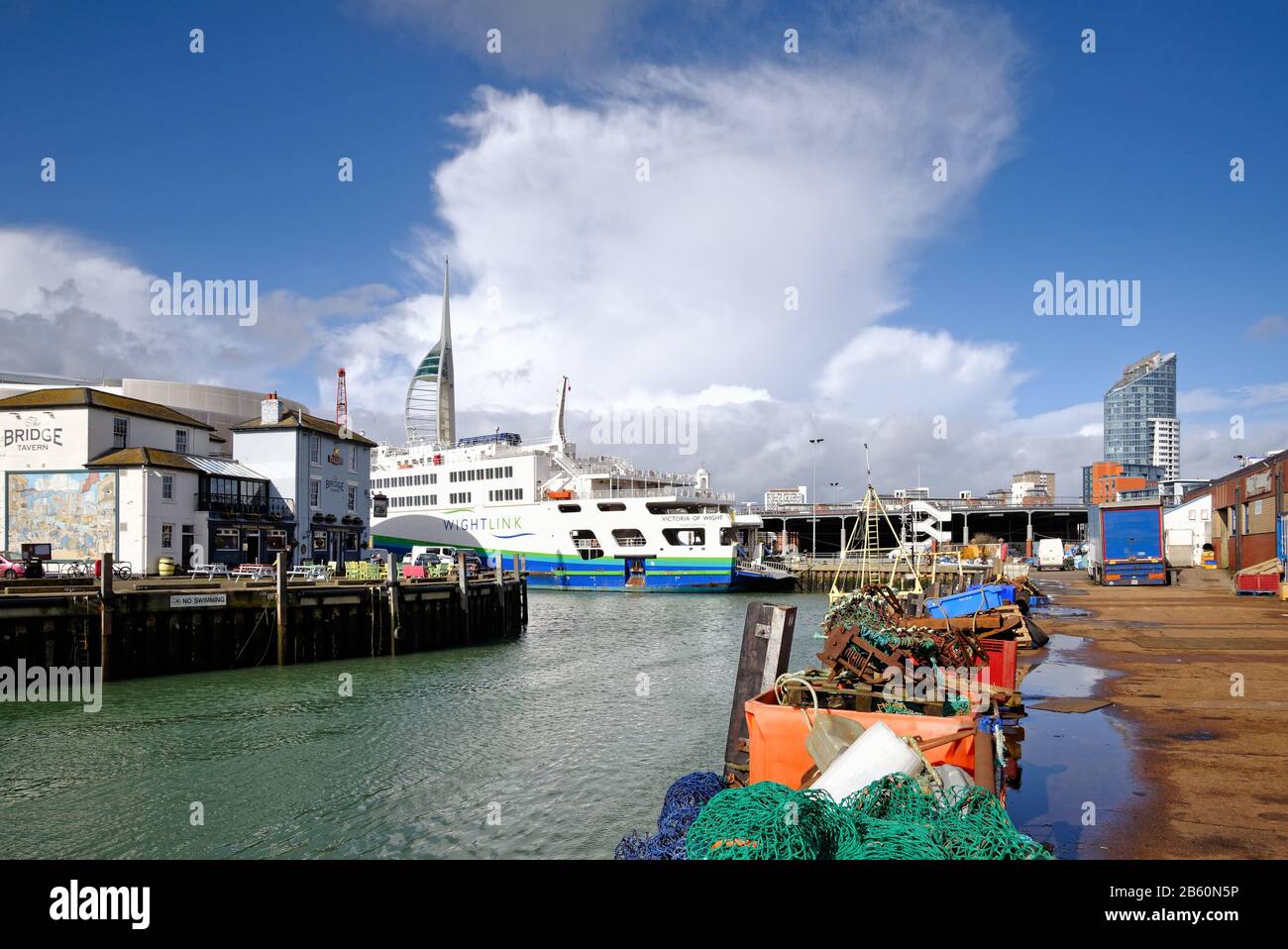 Der historische Kamberhafen in Old Portsmouth mit zwei Autofähren von Wightlink an ihren Anlegestellen, Portsmouth Hampshire England UK Stockfoto