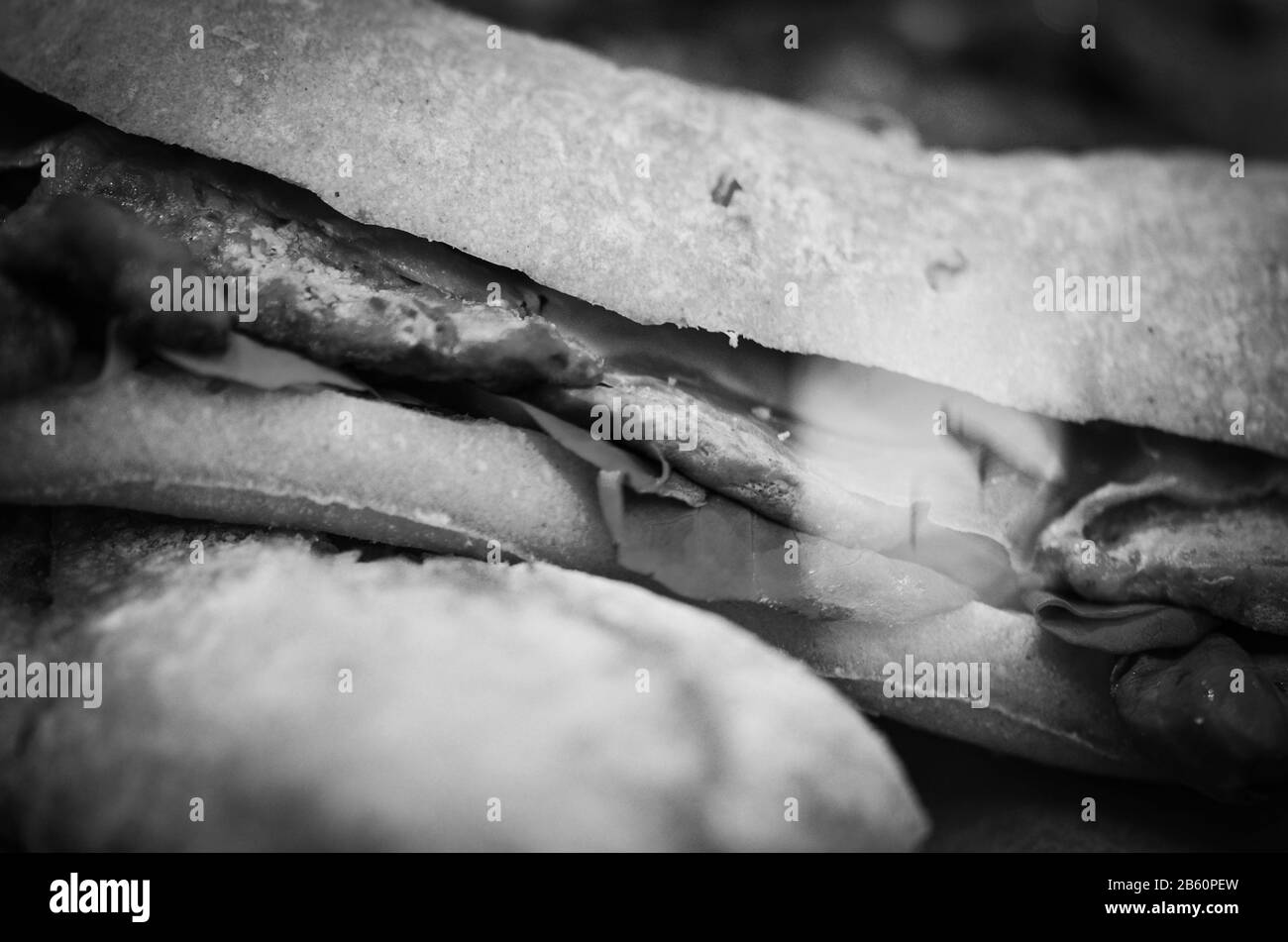 Leckere Mischung aus italienischen Panini und spanischen Tapas auf dem lokalen Marktplatz Stockfoto