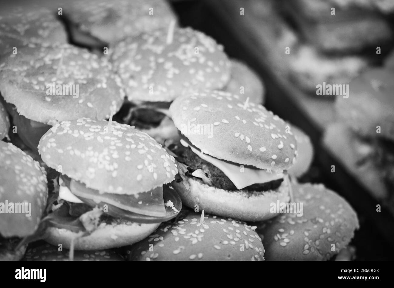 Leckere Mischung aus italienischen Panini und spanischen Tapas auf dem lokalen Marktplatz Stockfoto