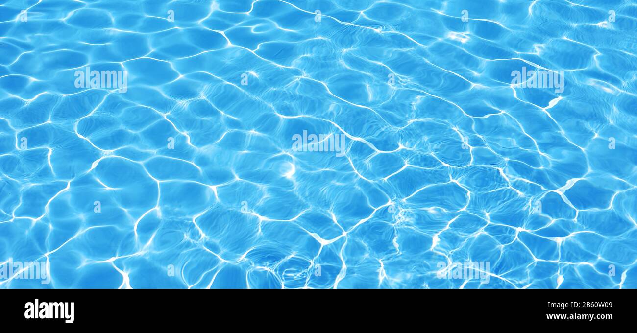 Wasserhintergrund, Welligkeit und Fluss mit Wellen. Sommerliches, blaues Schwimmbadmuster. Meer, Meeresoberfläche. Obere Ansicht mit Platz für Text. Panorama Stockfoto Wasserhintergrund, Welligkeit und Fluss mit Wellen. Sommerliches, blaues Schwimmbadmuster. Meer, Meeresoberfläche. Obere Ansicht mit Platz für Text. Panorama Stockfoto