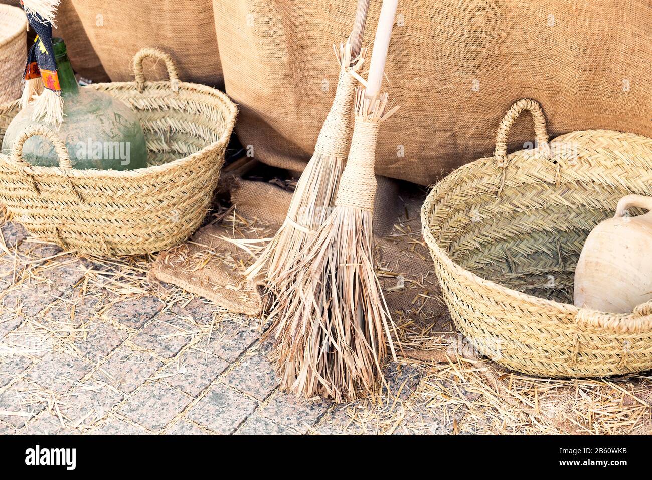 Vorderansicht von Holz- und Korbzubehör auf dem Boden im Freien Stockfoto