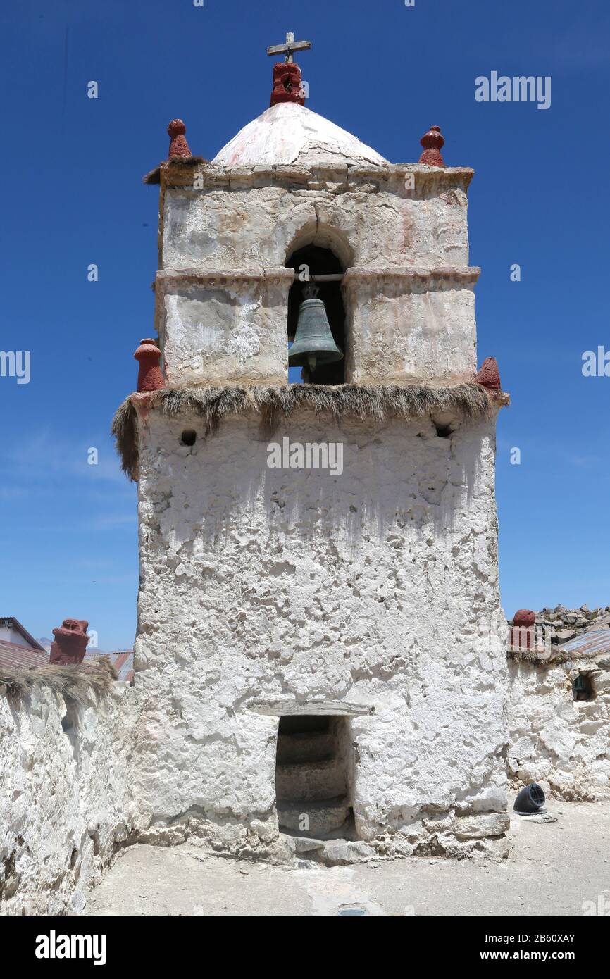 Alter Kirchturm in Parinacota, kleines Dorf an den chilenischen Anden Stockfoto