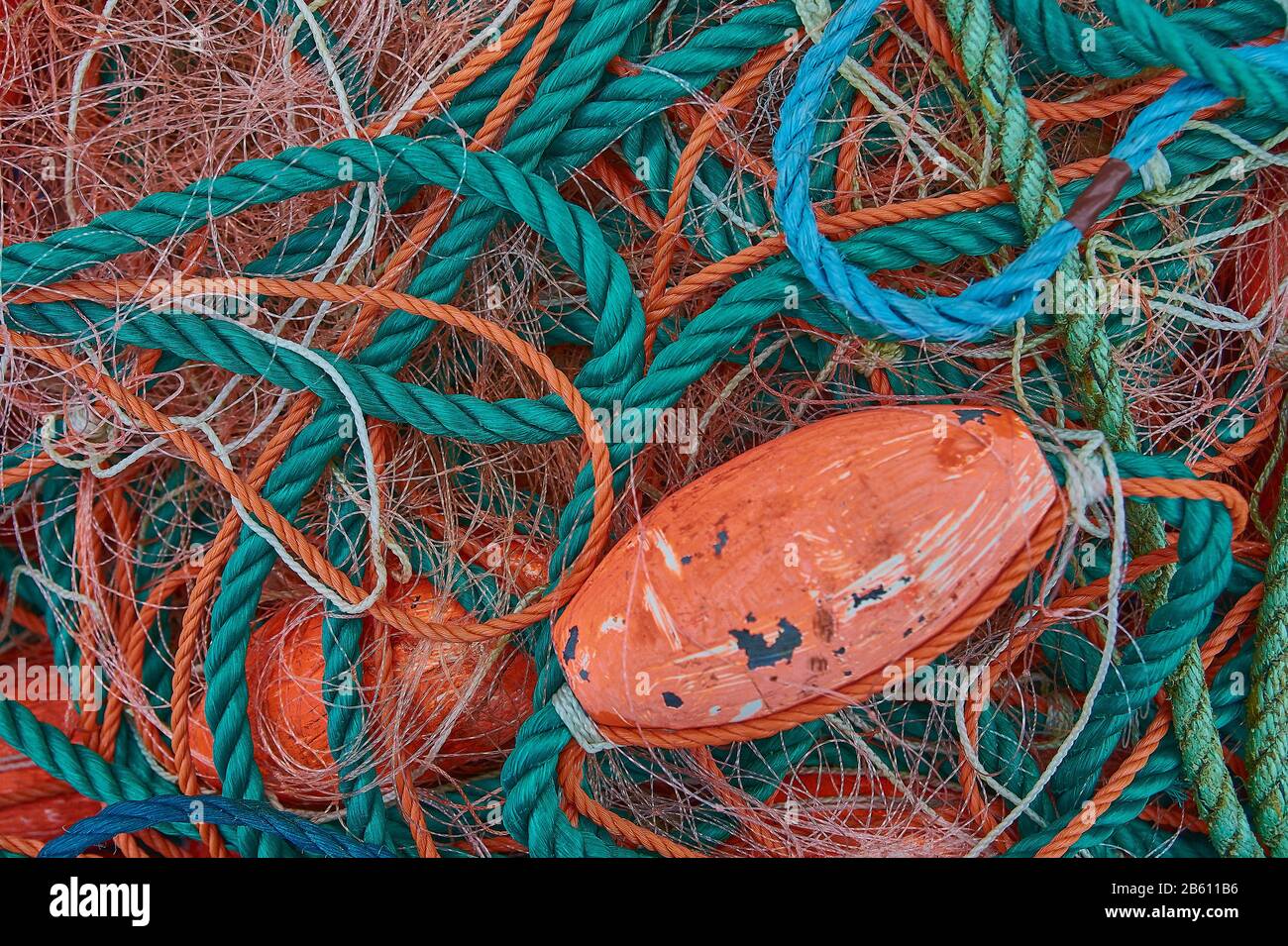 Bunte Seile im Meer Stockfoto