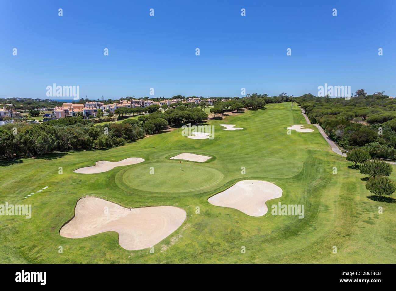 Der gepflegte Golfplatz im Sommer. Für Spieler. Stockfoto