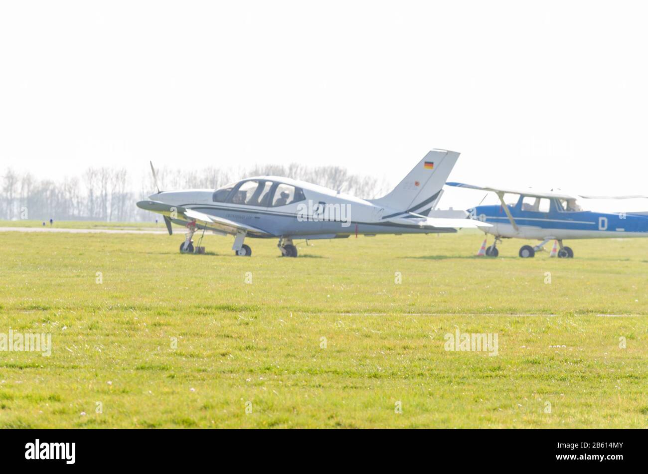 Mühlheim, Nrw, Deutschland - 9. April 2015: Kleines Sportflugzeug beim Start auf dem Flughafen Essen-Mülheim. Stockfoto