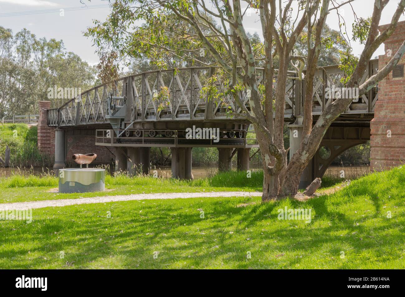 Die im Jahr 1883 erbaute Drehbrücke befindet sich in Sale Victoria Australia, die erste bewegliche Brücke in Victoria Stockfoto