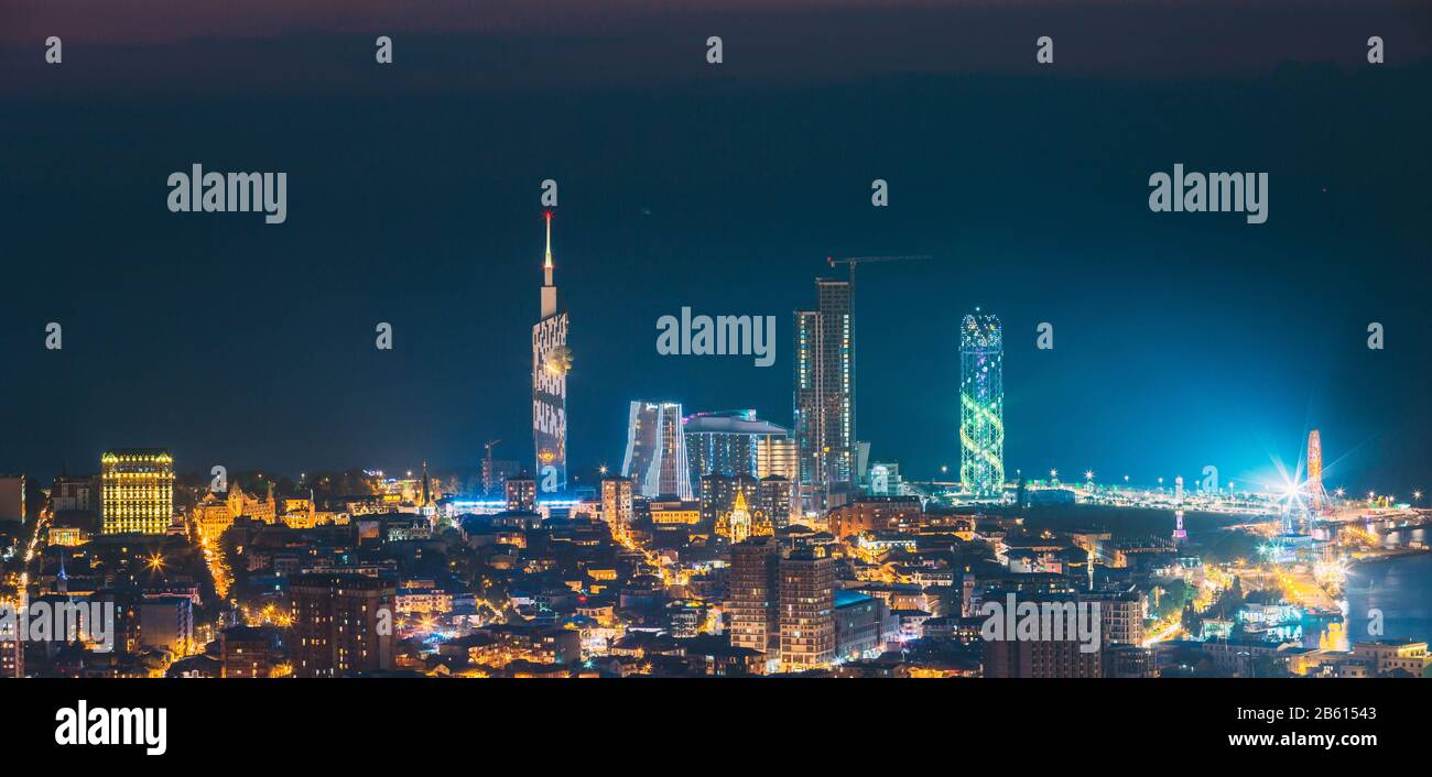 Batumi, Adscharien, Georgia - 27. Mai 2016: Luftaufnahme des urbanen Stadtbild bei Sonnenuntergang. Schwarzen Meer technologische Universität, Radisson Blu Hotel, wohnen Stockfoto