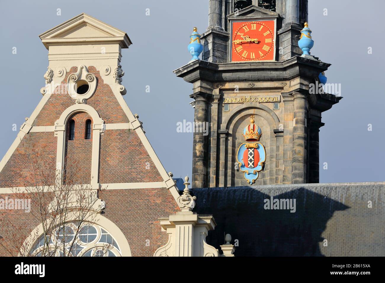 Nahaufnahme der Kirche Westerkerk, vom Keizersgracht Kanal in Amsterdam, Niederlande, mit Details zum Uhrturm Stockfoto