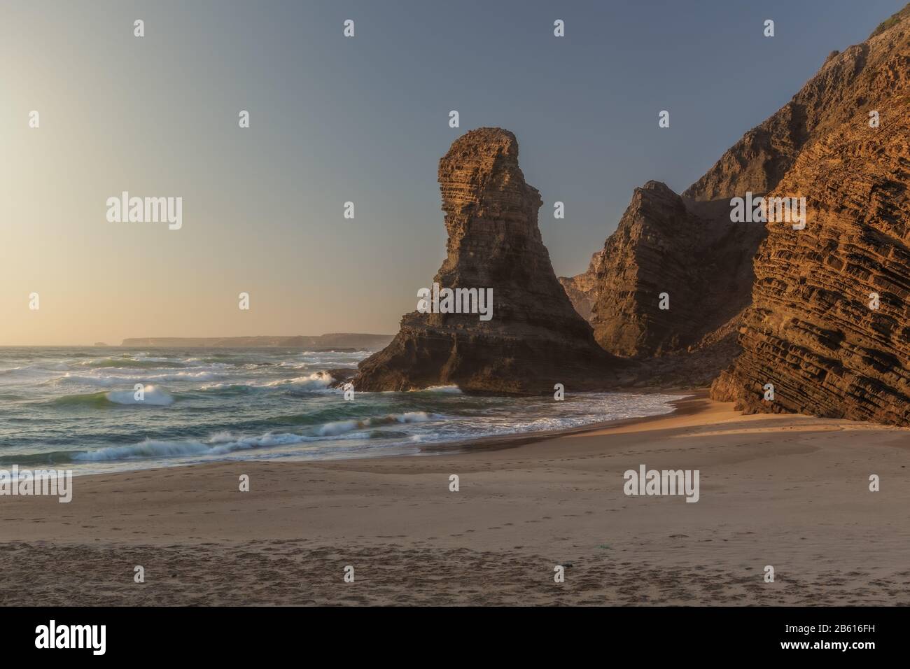 Unbewohntes Strandufer Costa Vicentina. Berg in Form einer Pyramide. Stockfoto