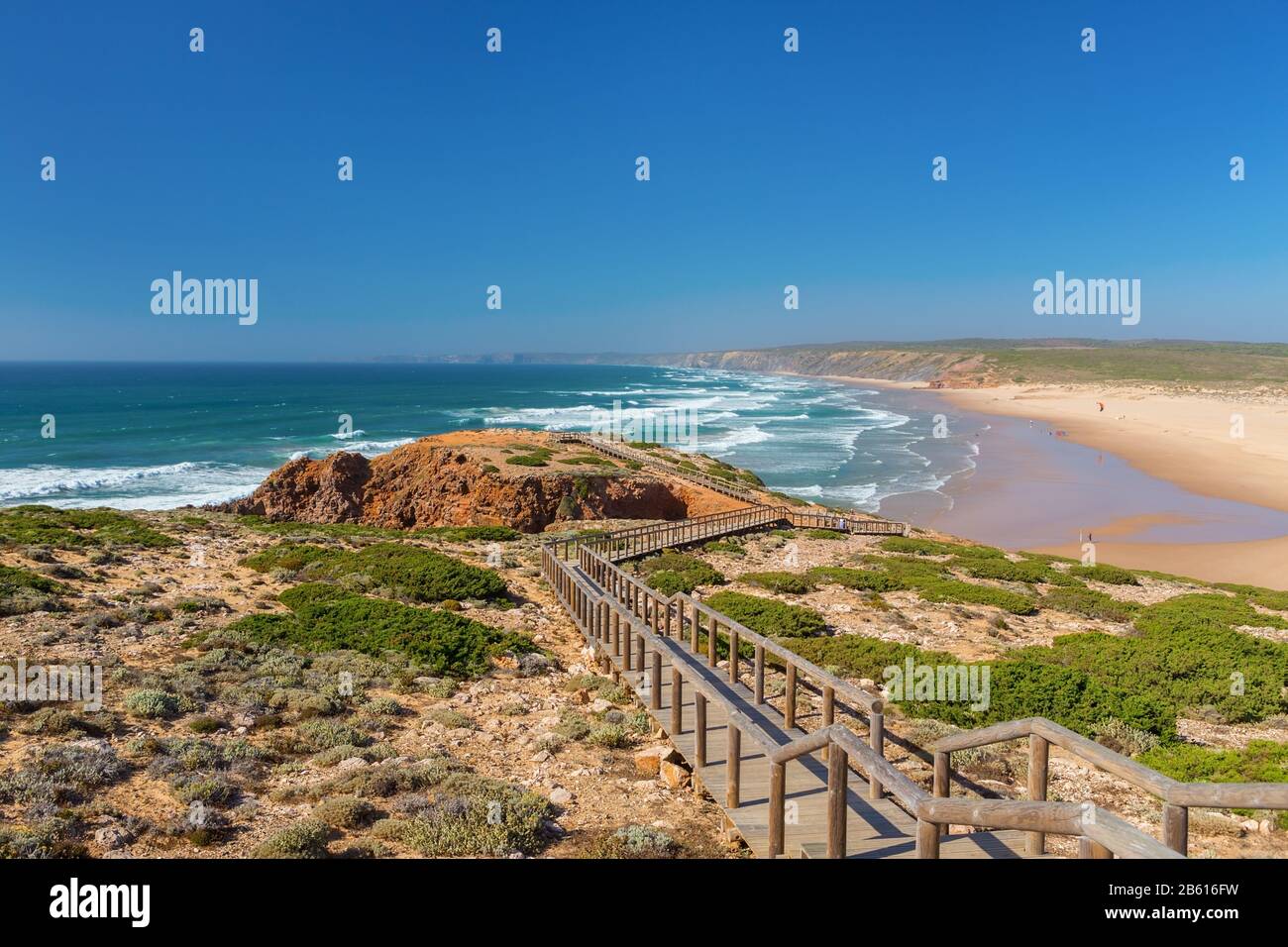 Holzsteg zum Strand Praia da Amoreira, Distrikt Aljezur, Algarve Portugal Stockfoto