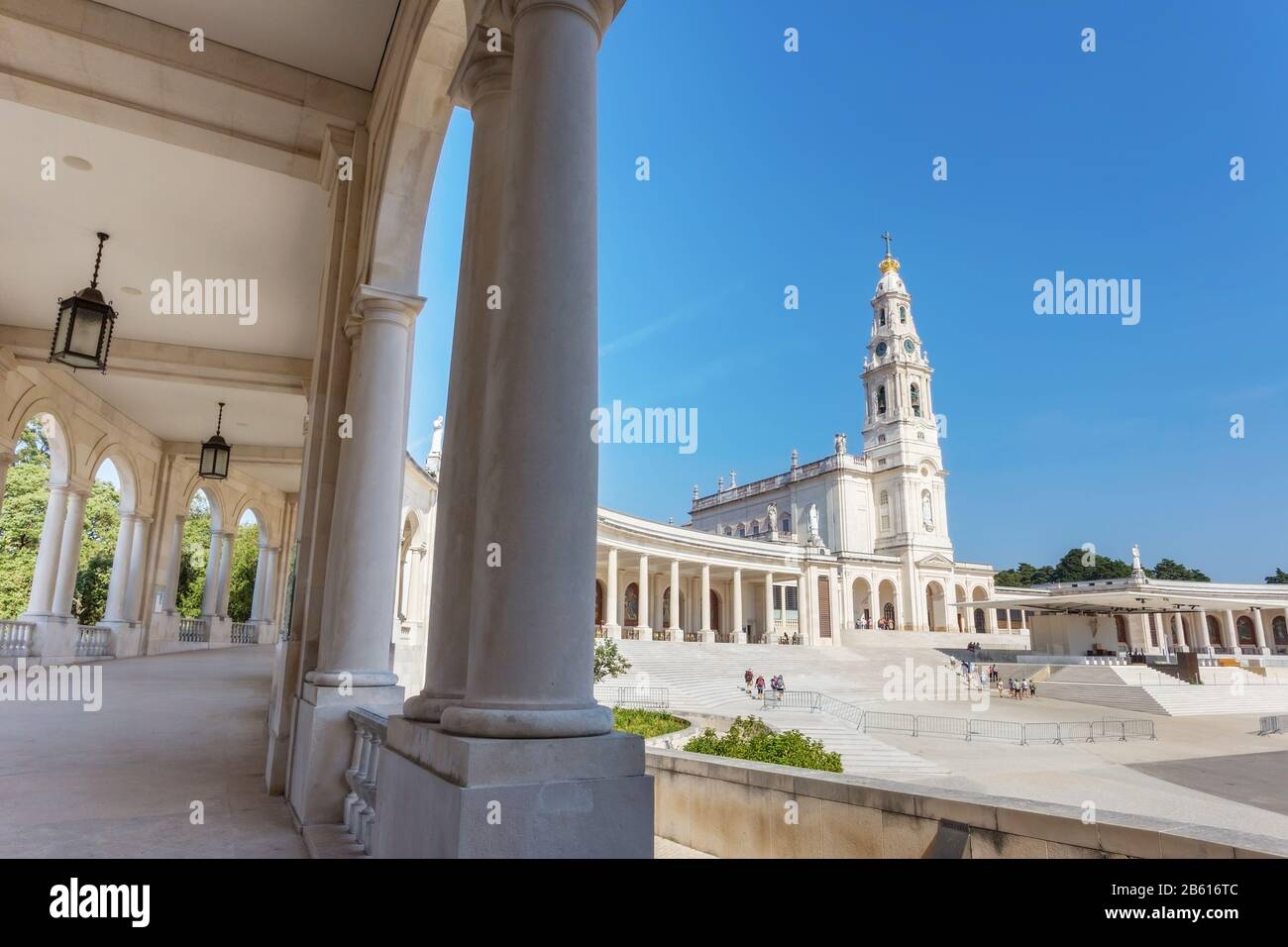 Details Fatima Pfarrkirche. Die Säulen und der Korridor. Stockfoto