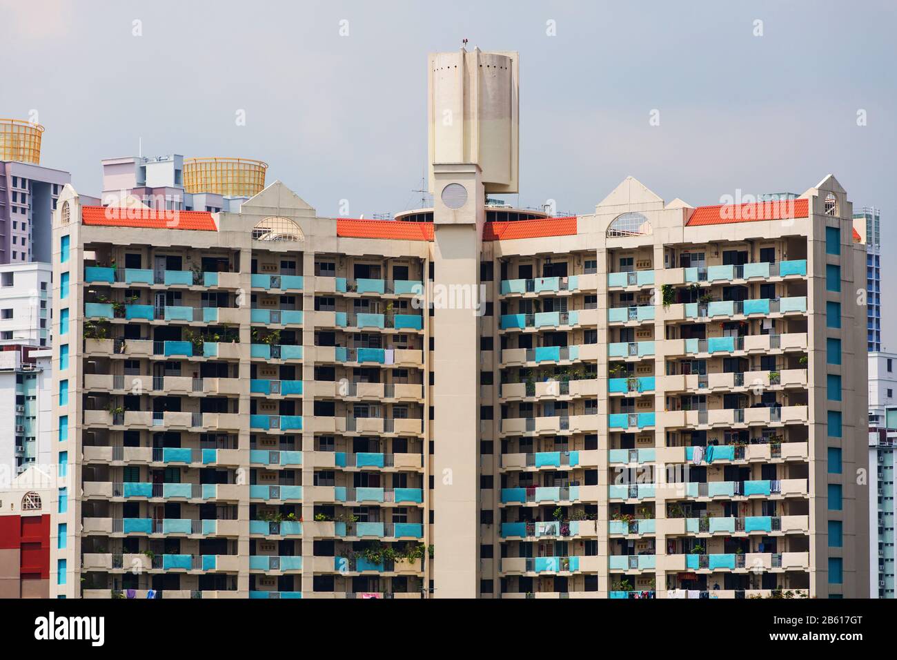 Öffentliche HDB-Wohnsiedlung mit einem Wasserspeicher auf dem Dach, die Wasserversorgung ist sicher für den menschlichen Gebrauch. Toa Payoh. Singapur Stockfoto