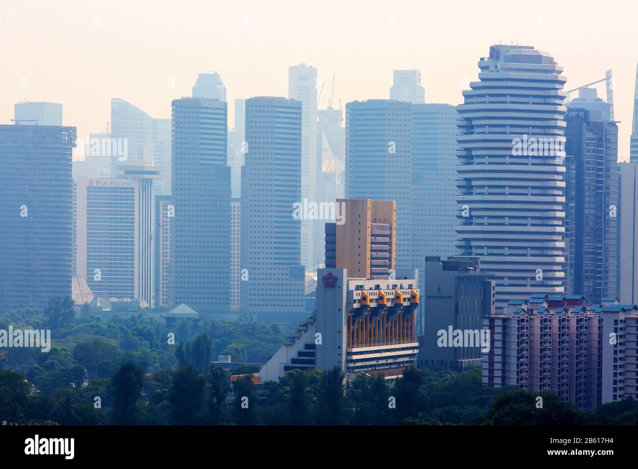 Erhöhte Nahaufnahme verschiedener Geschäftsgebäude und Wolkenkratzer in Singapur. Stockfoto