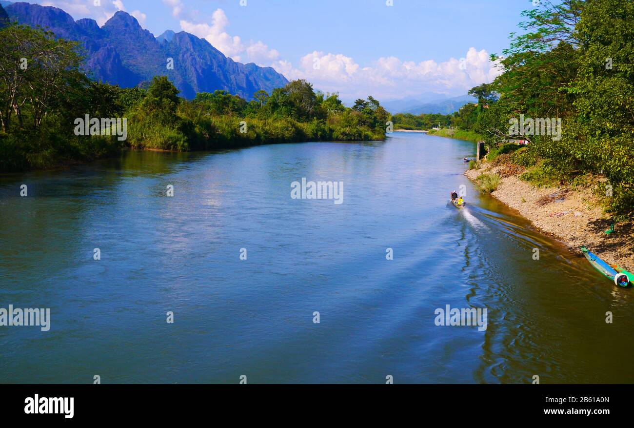 Orangefarbene Brücke über den Fluss Song in Vang Vieng, Laos Stockfoto