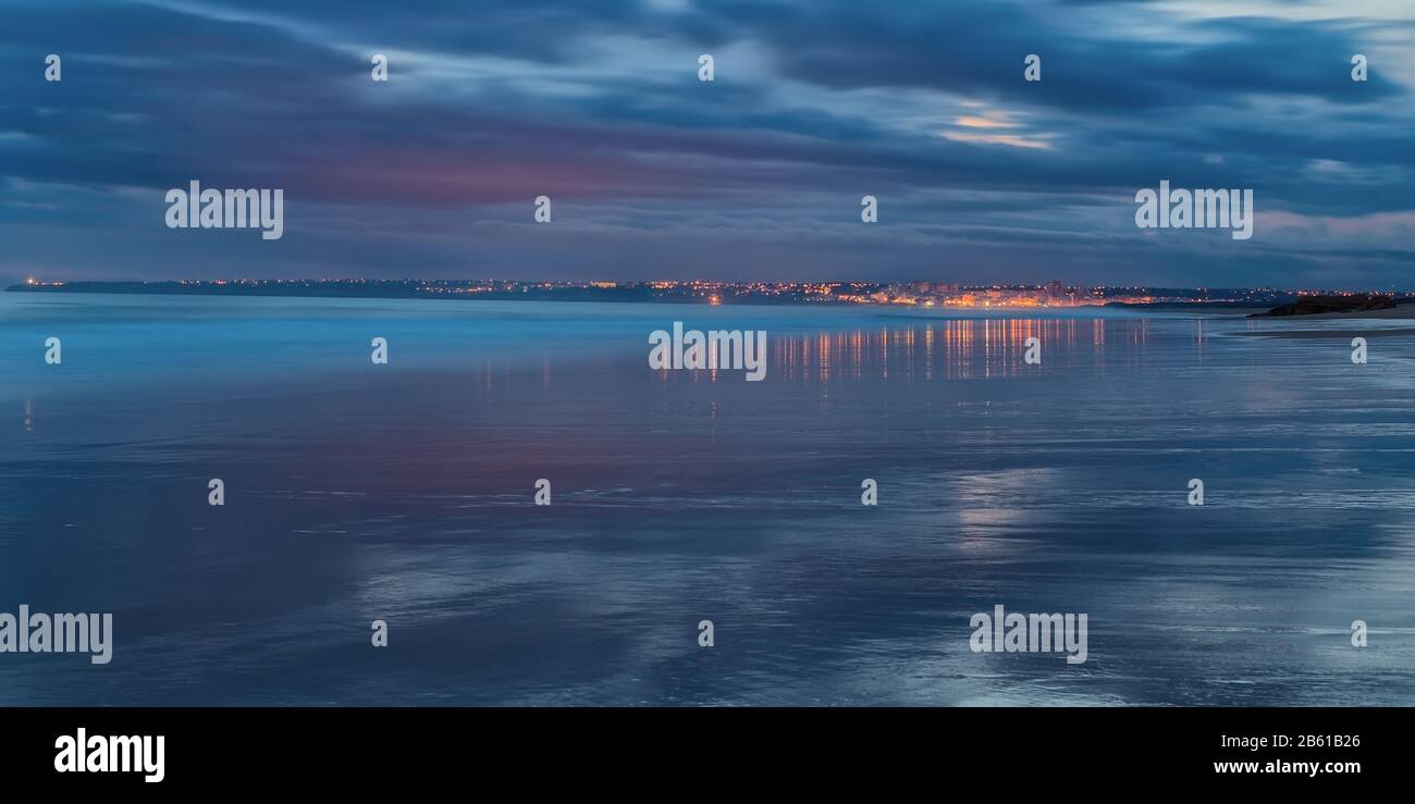 Magische Panorama Meer Reflexion Stadt Wasser. In Blautönen Armacao de Pera. Stockfoto