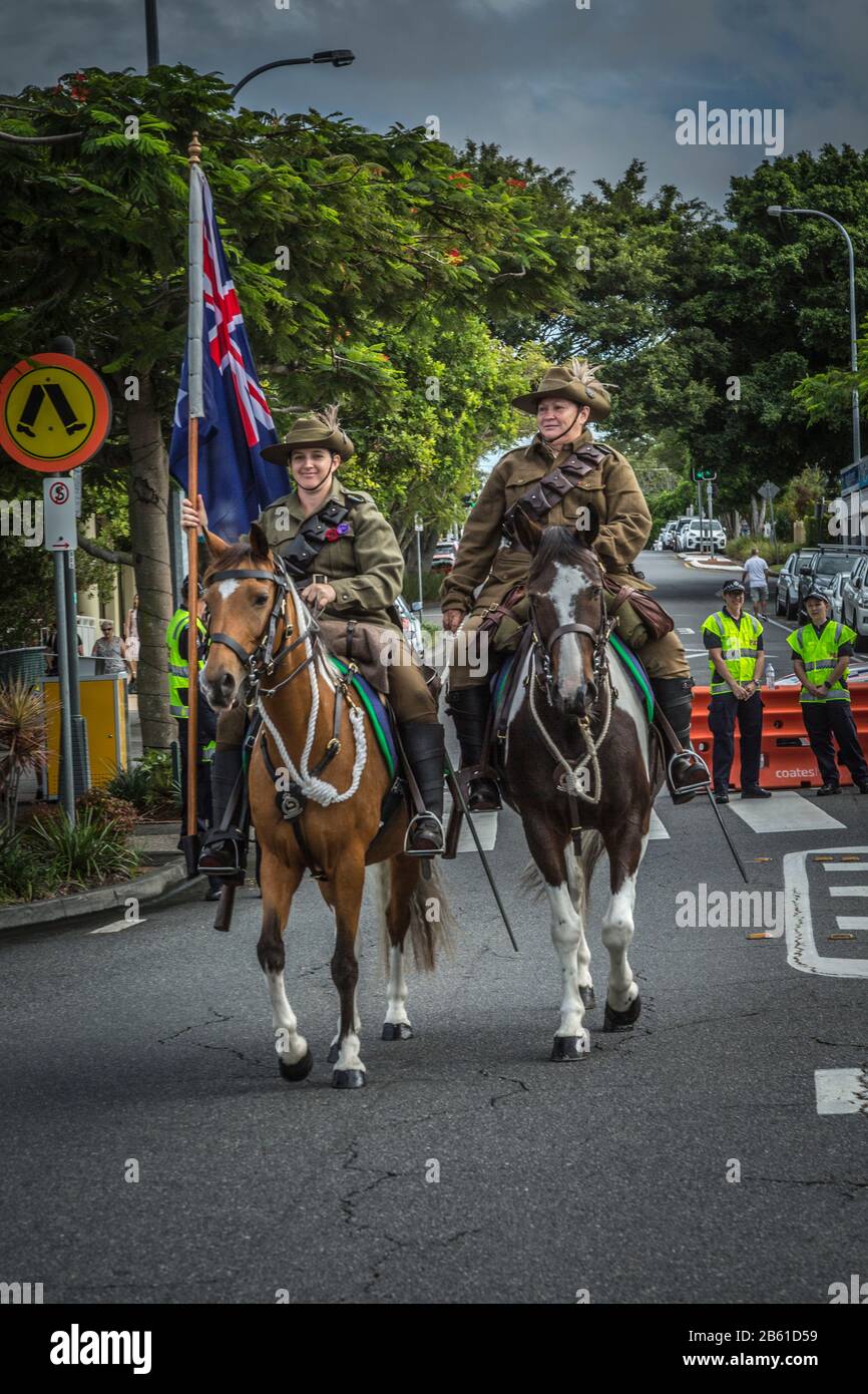 Sandgate Queensland Australien - April 2019. Frauen in Militäruniform tragen australische Flagge auf dem Pferd für den ANZAC-marsch. Stockfoto