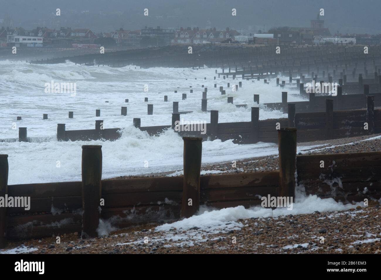 Stürmische Meere in Eastbourne, Großbritannien während des Sturms Dennis Stockfoto