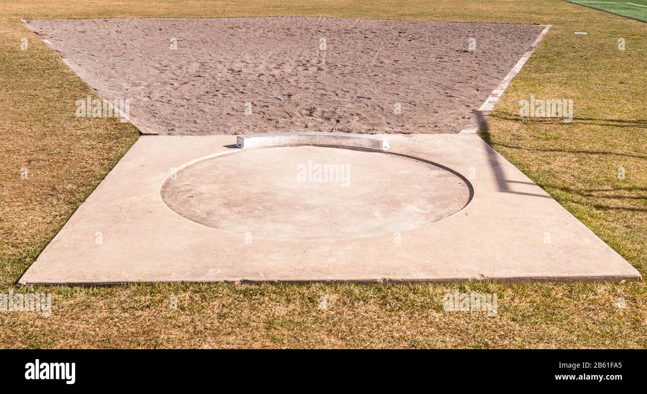 Ein Schlagkreis mit Sand davor auf einem Sportplatz Stockfoto