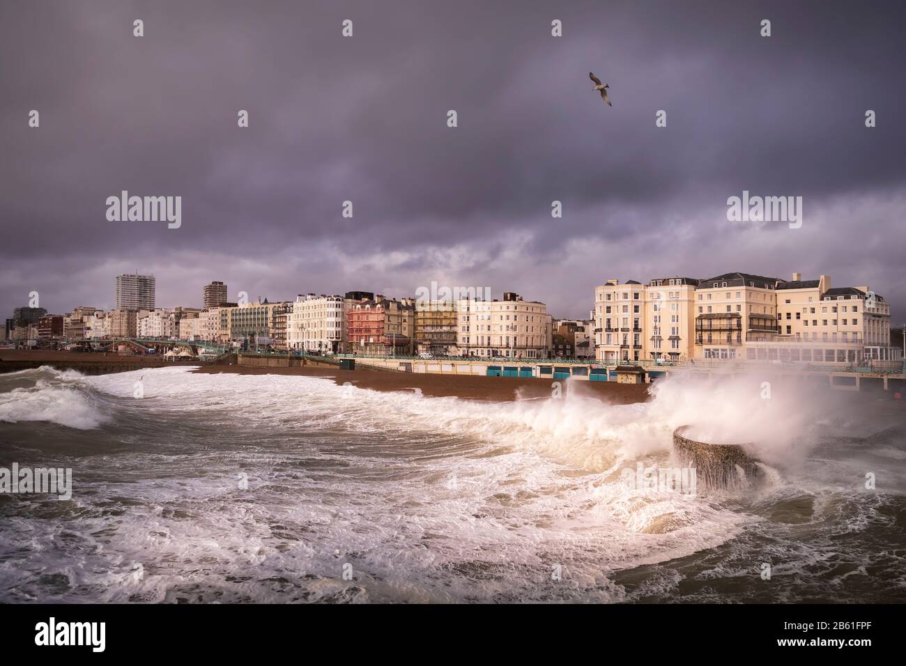 Wellen und ein Sturm, der in Brighton weht Stockfoto