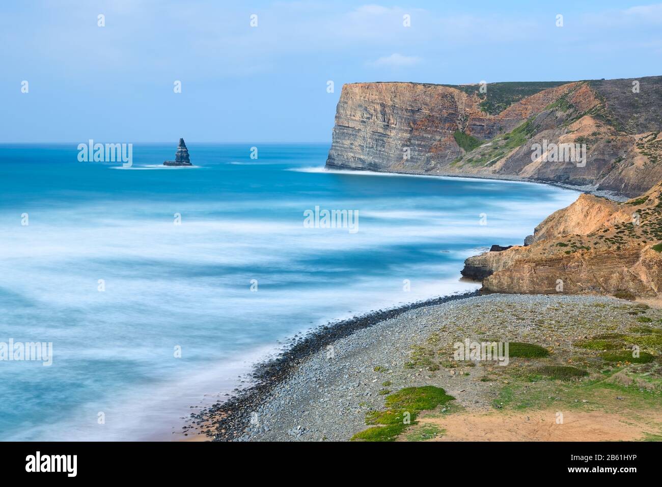 Wundervolle Landschaft Meer in Aljezur. Strandkanal und Steinnadel. Stockfoto