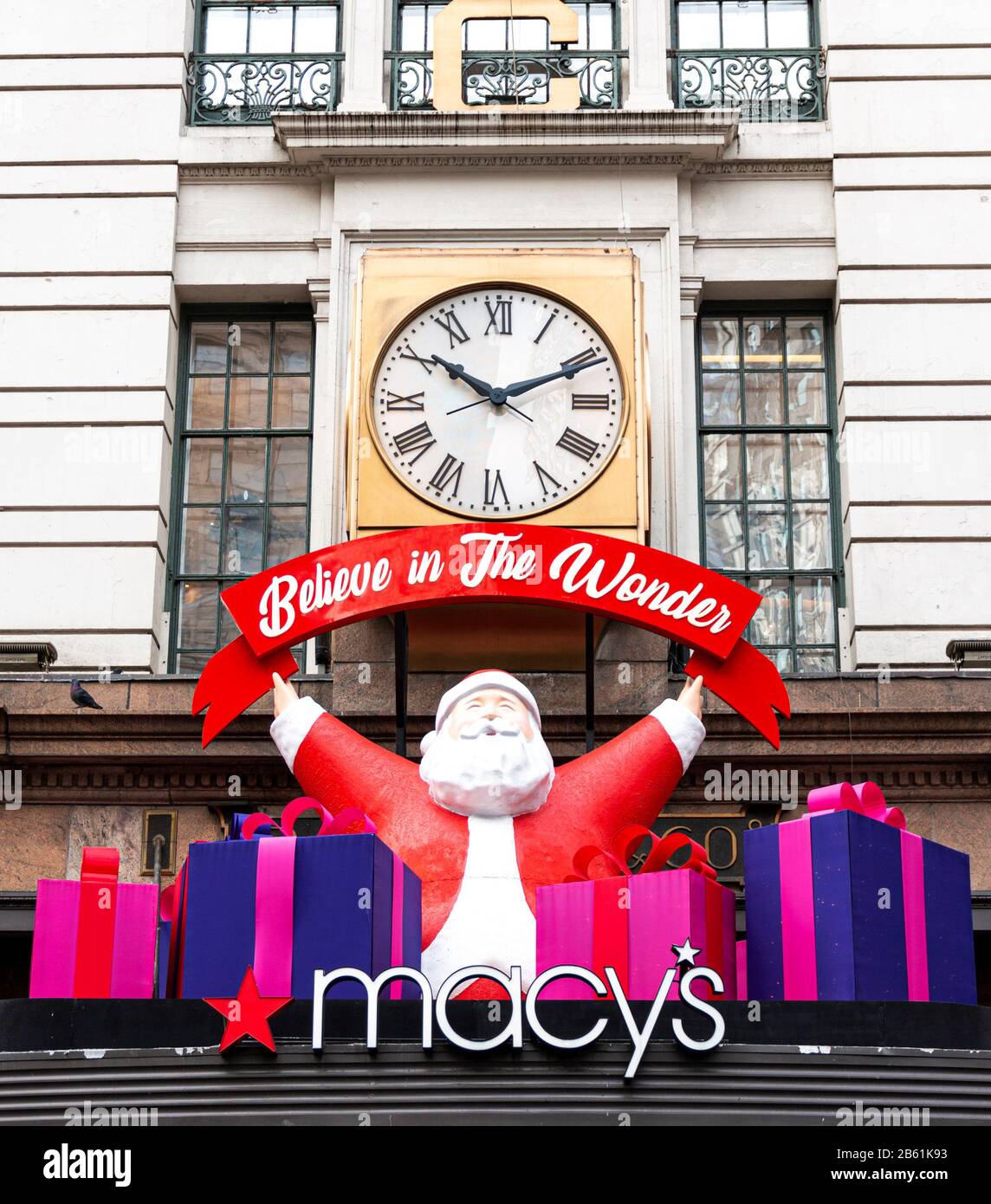 New York City, New York, USA - 26. Dezember 2019: Weihnachtsmanndekoration auf dem Eingang von Macys Herald Avenue Store am Tag nach Weihnachten. Stockfoto