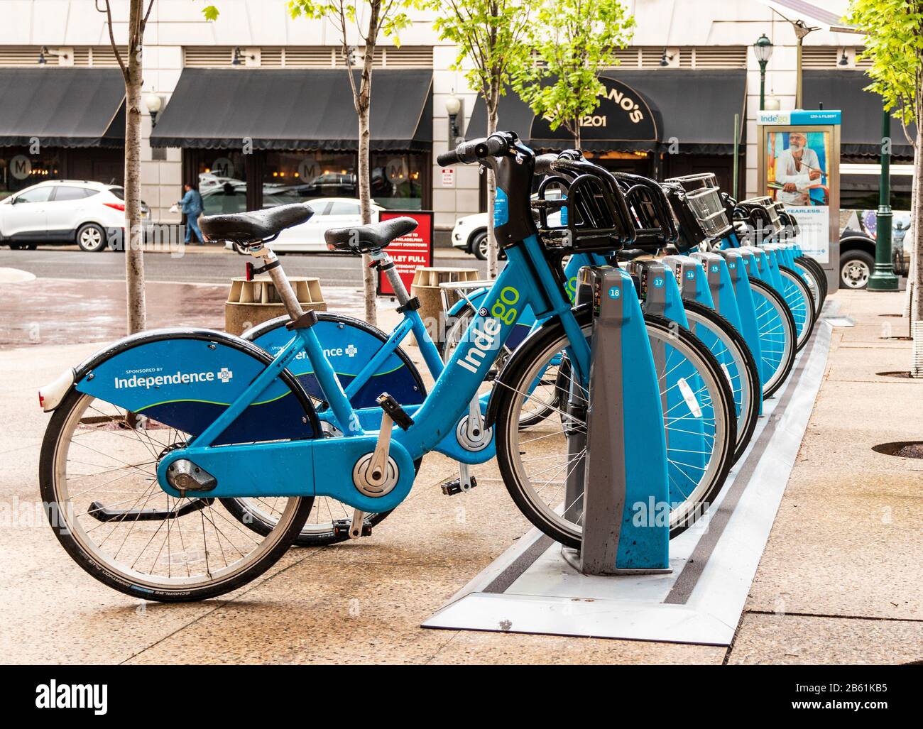 Philadelphia, Pennsylvania, USA - 24. April 2019: Blaue Indego-Bikes in einem Rack, das für Kunden bereit ist, sich in der Innenstadt von Philadelphia zu teilen. Stockfoto