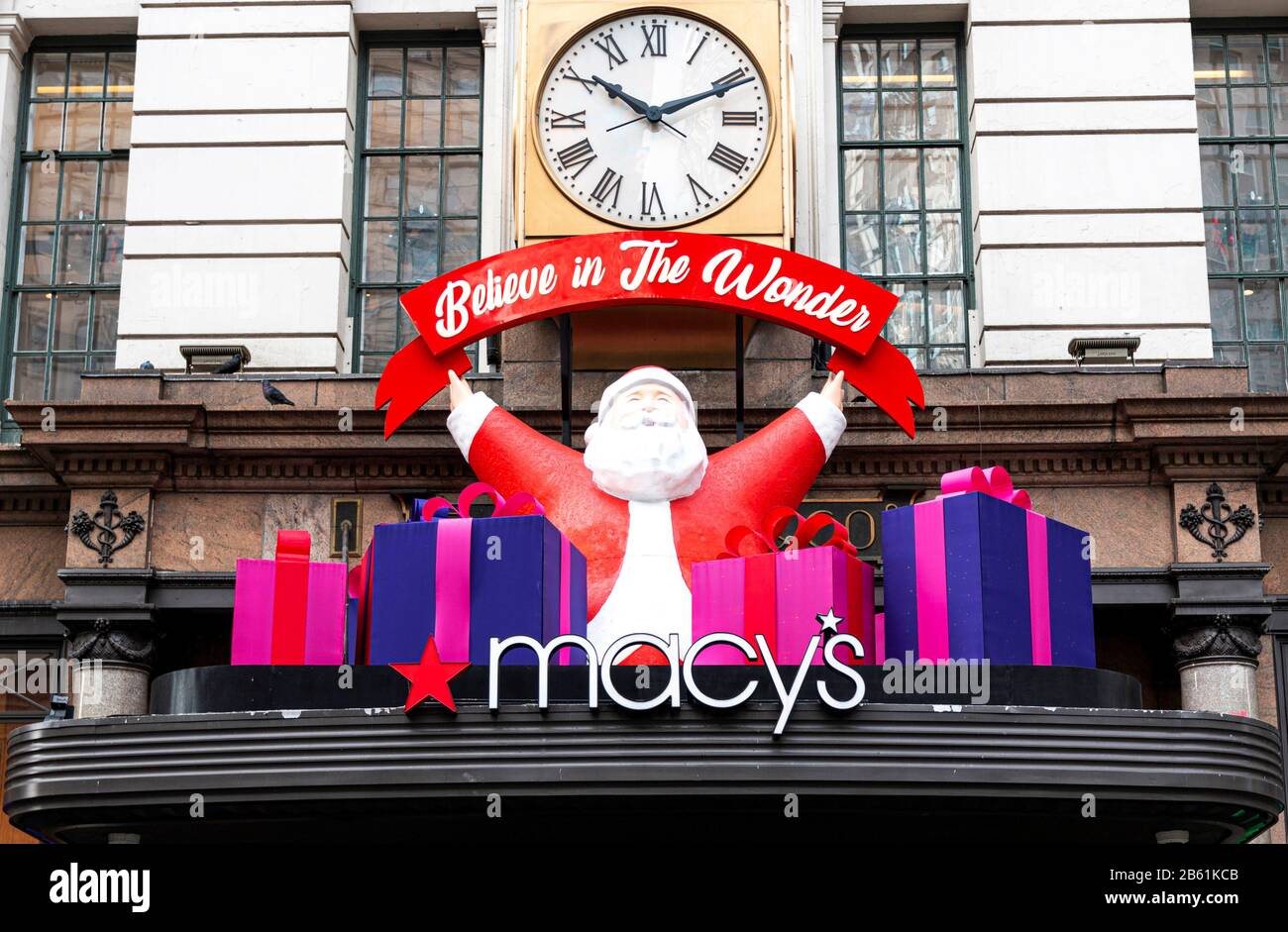 New York City, New York, USA - 26. Dezember 2019: Weihnachtsmanndekoration auf dem Eingang des Macys Herald Square Store während des Weihnachtsholds Stockfoto
