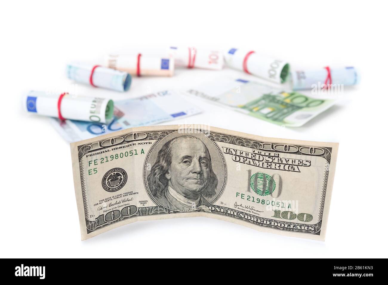 Das Dollarangebot wuchs gegenüber dem Euro. Banknoten auf weißem Hintergrund. Stockfoto