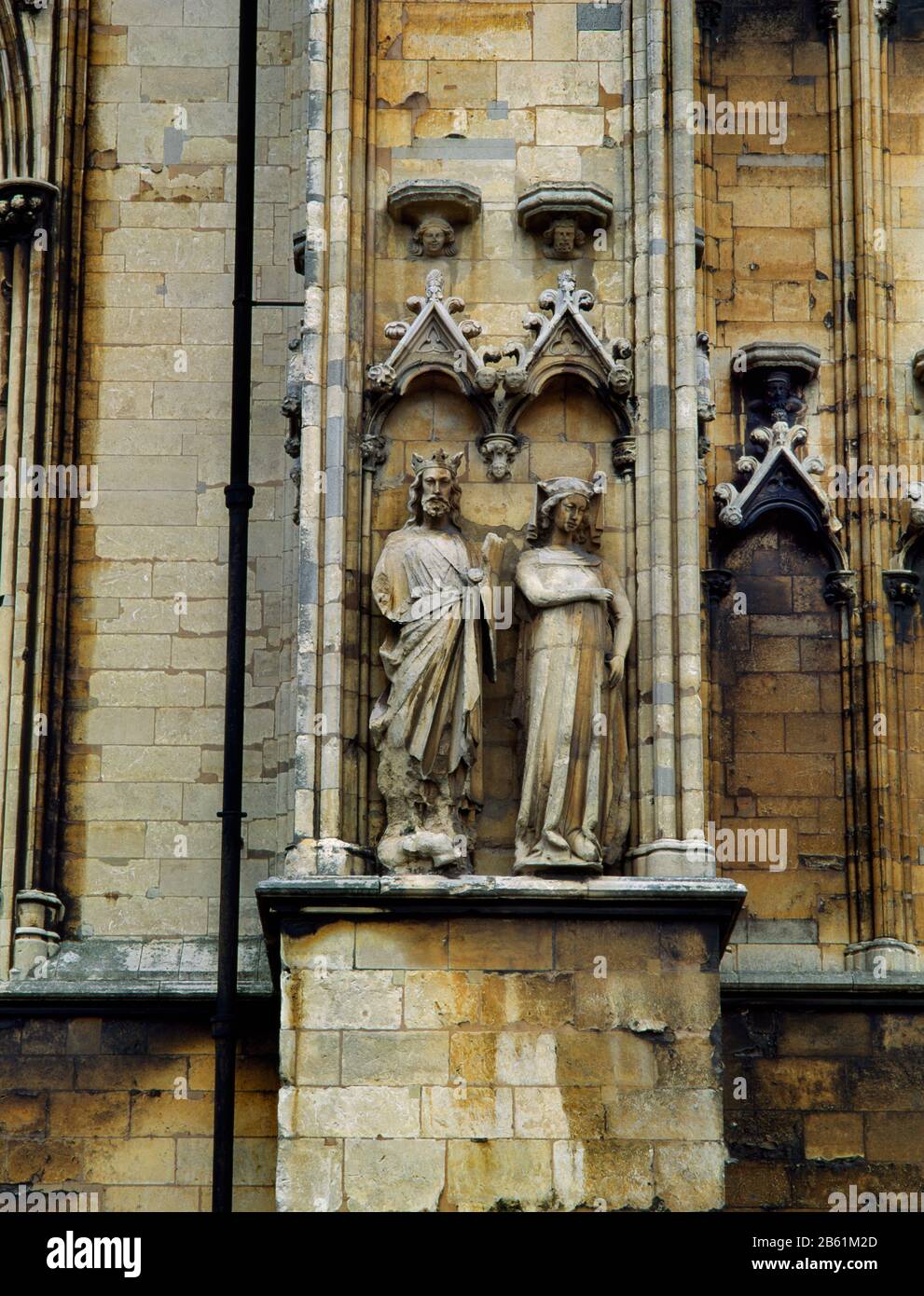 Bekannte Statuen von König Edward I. & Königin Eleanor an der Außenseite der Lincoln Cathedral, England, Großbritannien, E der Angel Door. Sie waren 1280 in Lincoln. Stockfoto