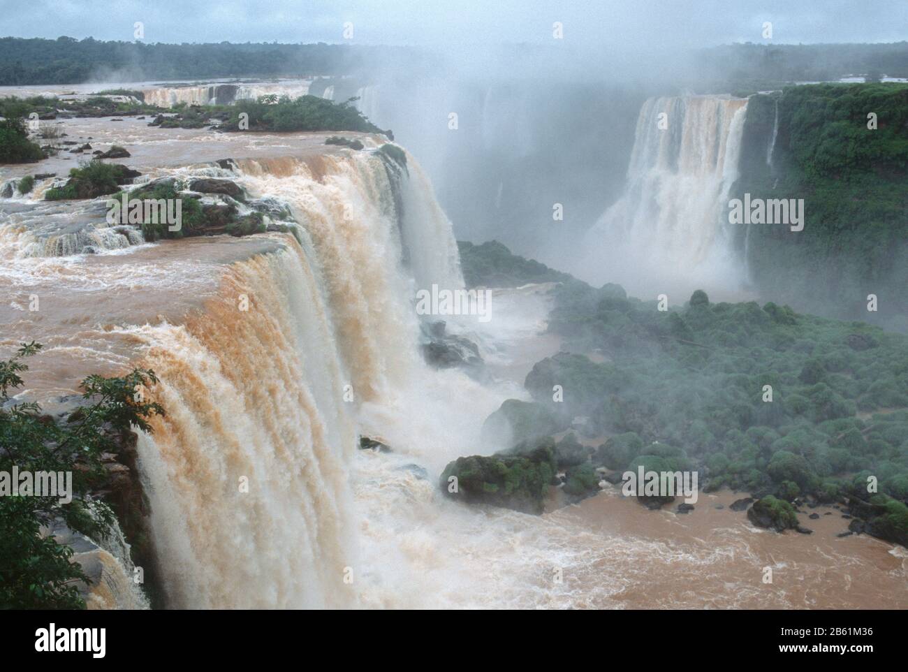 Die atemberaubenden Iguazu-Wasserfälle an der Grenze von Brasilien und Argentinien, Südamerika. Stockfoto