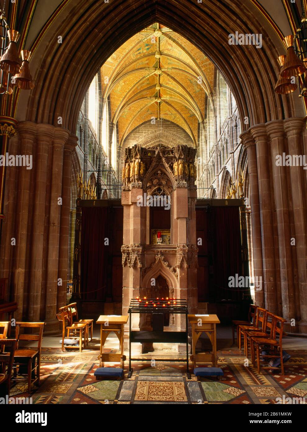 Blick W auf den restaurierten 1310-Schrein von St Werburgh (Werburga von Mercia, d. C 700) in der C.-Nr.-Lady Chapel der Chester Cathedral, England, Großbritannien. Stockfoto