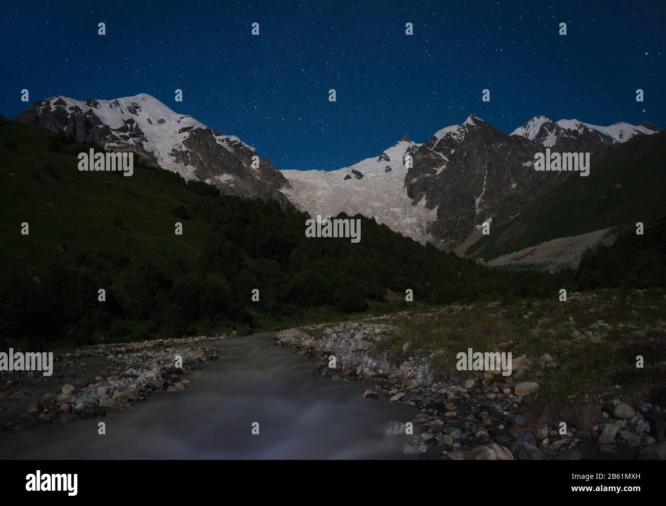 Nachtfoto. Hohe Berge mit Schnee vor Sternenhimmel. Svaneti. Stockfoto