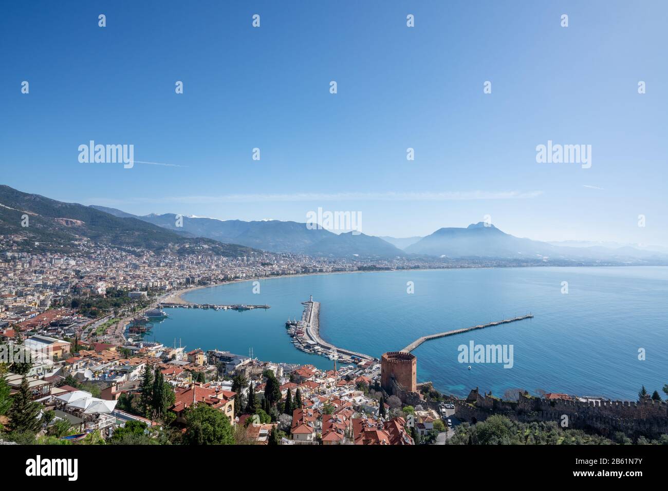 Ein Luftbild der Bucht Alanya in Antalya Türkei. Meer und Stadt mit offenem Himmel Stockfoto